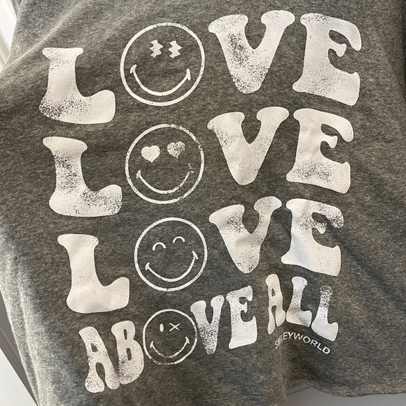 Women's SmileyWorld Love Above All Graphic Sweatshirt Gray L Smiley Company NWT - Picture 6 of 13